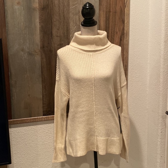 ✨Rachel Zoe✨ Cream Turtle Neck Sweater Size M - Picture 1 of 7